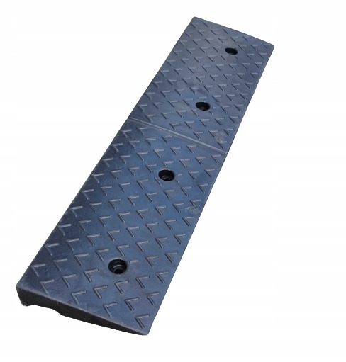 Gumová nájazdová rampa na obrubník 98 × 24,5 × 6 cm nosnosť 30 t protišmyková