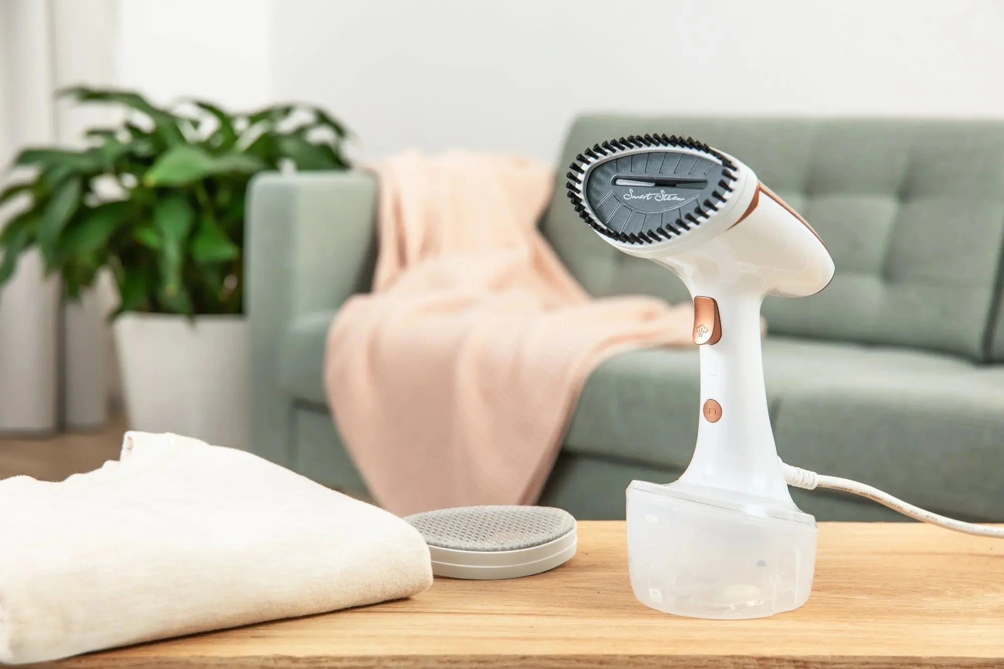 Naparovač odevov Sencor SSI 0860GD 1600 W – ručný parný naparovač na oblečenie