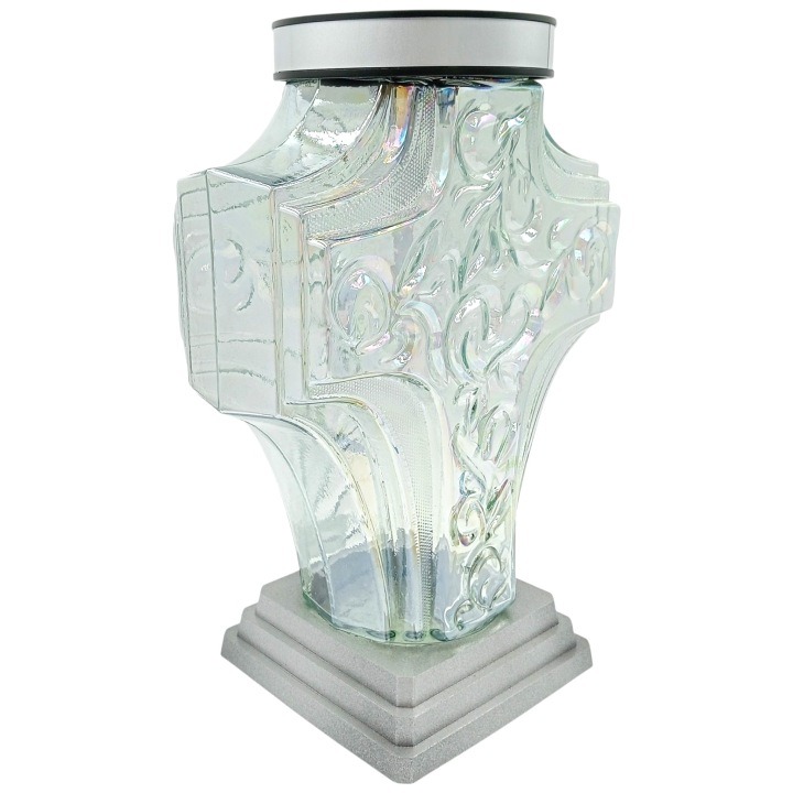Solárna LED náhrobná sviečka Kríž 31 cm – sklenený lampáš s ornamentom a striebornou základňou