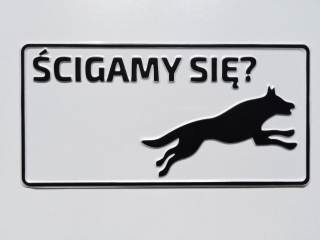 Kovový výstražný doska pretekáme?